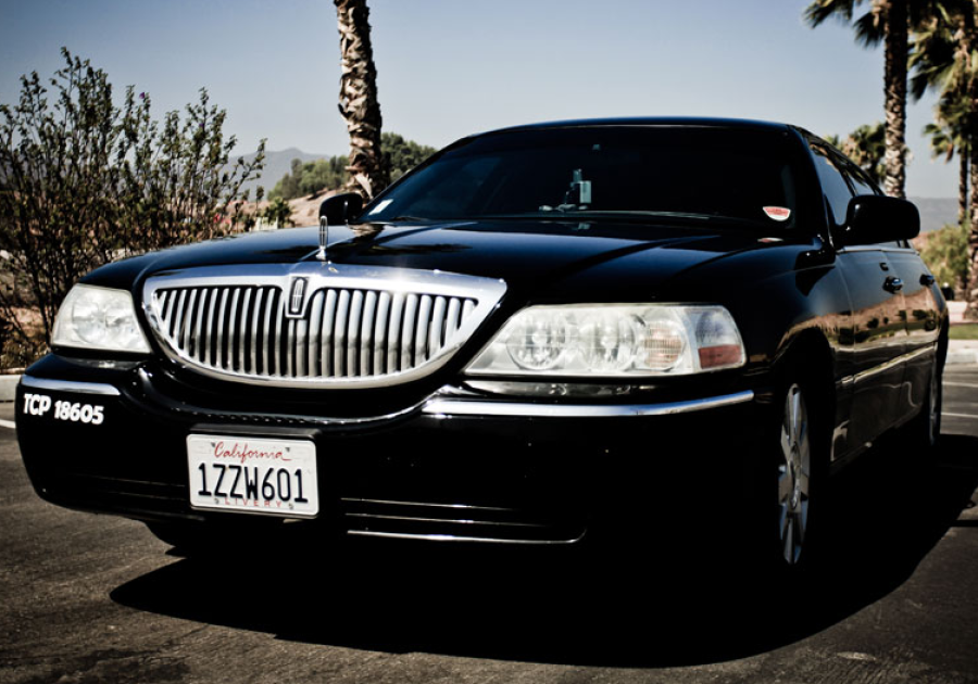 BLACK LINCOLN TOWN CAR