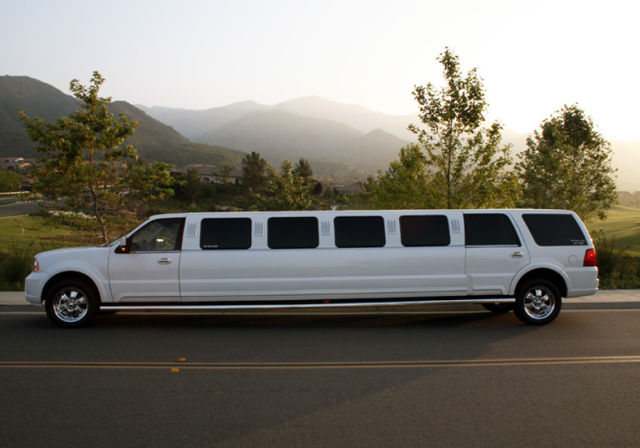 WHITE LINCOLN NAVIGATOR
