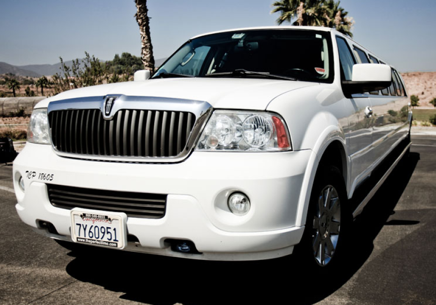 WHITE LINCOLN NAVIGATOR